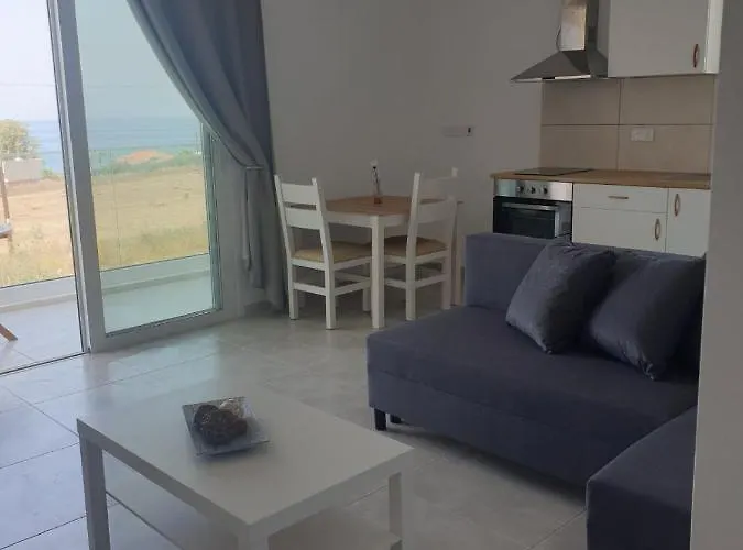 Blue Seaview Appartments 아파트 파포스
